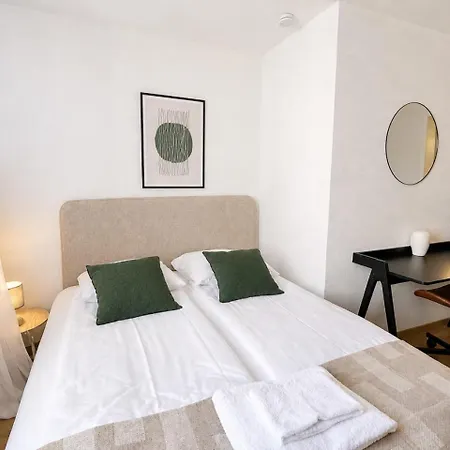 In A Perfect Location - Stork 35 * ציריך
