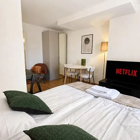 In A Perfect Location - Stork 35 ציריך